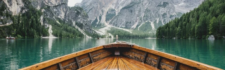 Une barque sur un lac