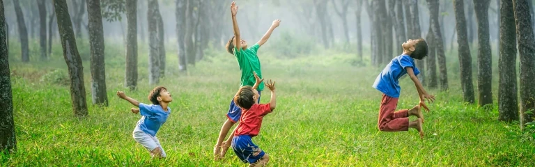 Enfants qui jouent dans un pré